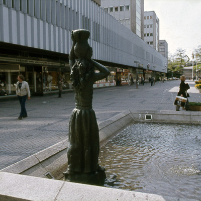 Solb 2021 22 11 - Skulpturen Vattenbärerskan vid Solna Torg