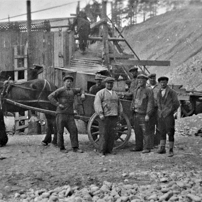 Solb 1988 127 2 - Grupporträtt från grustaget i Järva, 1933