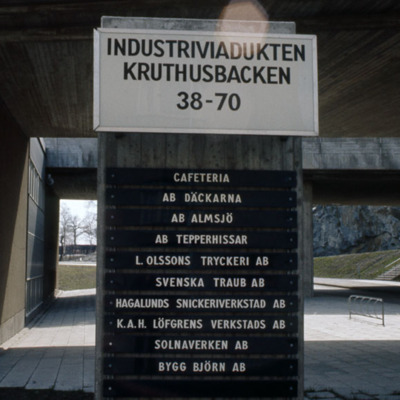 Solb 2014 01 30 - Skylt vid Frösundaledens bro