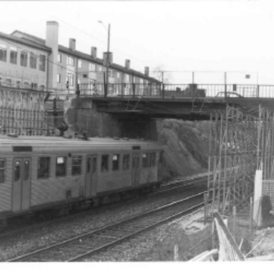 Solb 1980 41 11 - Järnvägsviadukten vid Huvudsta skola , 1980