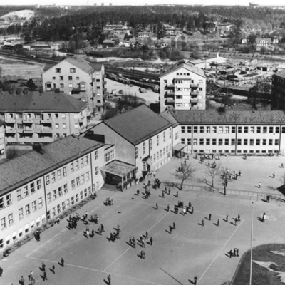 Solb HD 49 - Vy från kv Bellona mot Hagalunds skola, 1962