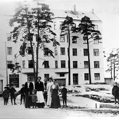 Solb 2018 03 48 - Grupporträtt vid Hagavägen 10, ca 1915