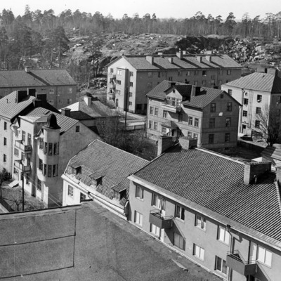 Solb - Vy mot Huvudstagatan från kvarteret Berget i Huvudsta, april 1957