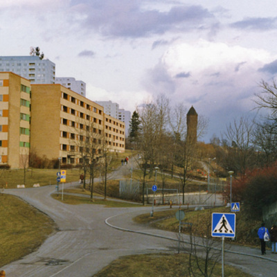 Solb 1996 16 104 - Höghusen vid Kyrkbacken