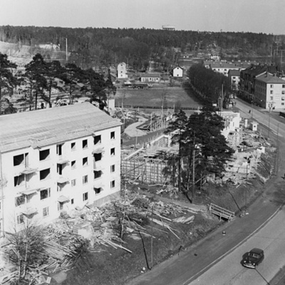 Solb 1988 21 57 - Vy från Enköpingsvägen över bygget av Fläderstigen, omkring 1957