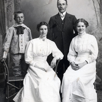 Solb 2024 03 02 - Karl August Pettersson och Selma Vilhelmina f. Karlsdotter med familj
