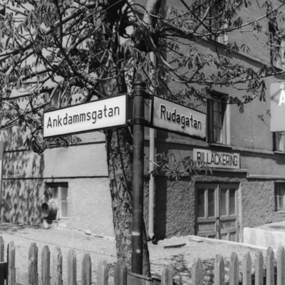 Solb 1978 16 1 - Gathörn med skylt, Ankdammsgatan-Rudagatan