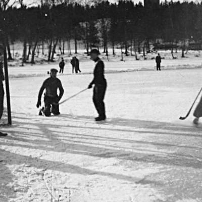 Solb 1988 44 98 - Bandyspel på Råstasjön, omkring 1940