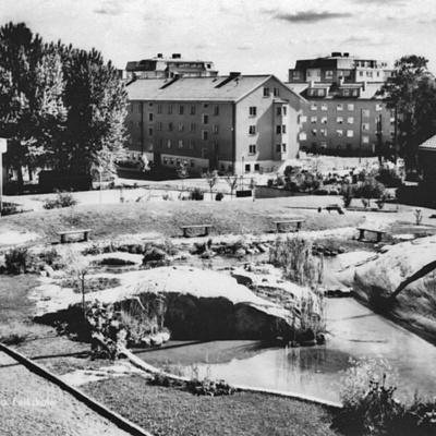 Solb 2001 11 242 - Råsunda skolgård och Ekensbergsvägen