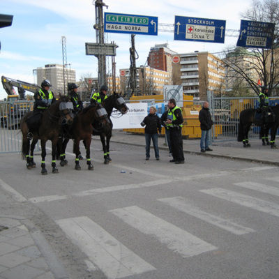Solb 2020 08 16 - Polisbevakning vid match på Råsunda stadion
