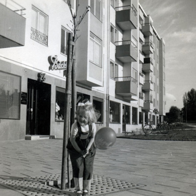 Solb 2023 04 07 - Två bilder med samma motiv: 
1. Flicka på Skytteholmsvägen, 1953. 
2. Tagen 70 år senare, våren 2023