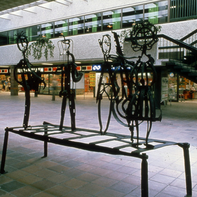 Solb 2021 22 09 - Skulpturen Kvartett i Huvudsta Centrum