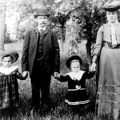 Solb 2016 03 17 - Familj vid Solbaddet, omkring 1904