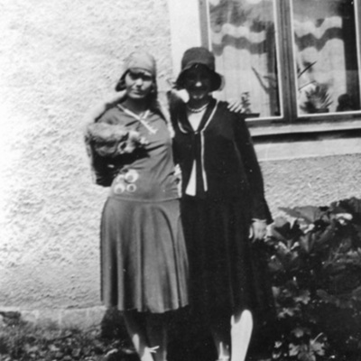 Solb 1998 7 4 - Astrid Holmgren och kusinen Hilda, Huvudsta, 1920-tal