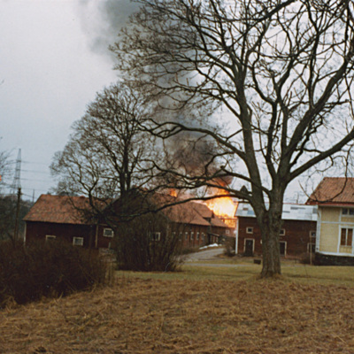 Solb 1997 1 1 - Eldsvåda vid Överjärva gård, 1975