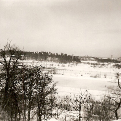 Solb 2010 09 40 - Vy mot skridskobanorna på Skytteholmsfältet, 1956
