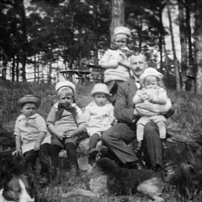Solb 2001 12 58 - Nils Sjögren med barn från Fjällnäs, 1915