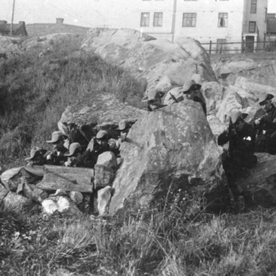 Solb 1984 30 7 - Militär nedanför Tåggatan i Hagalund före 1912