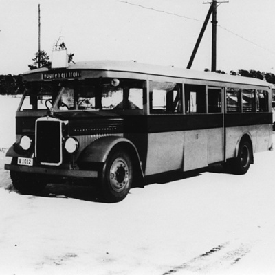 Solb U 1988 152 1 - Buss utanför garaget vid Ritorp, omkring 1930