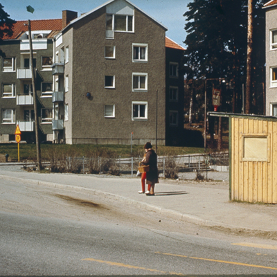 Solb 2014 05 54 - Busshållplatsen vid Lostigen, 1985
