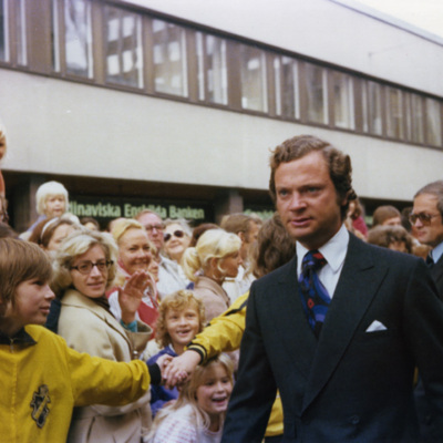 Solb 1978 95 1 - Kungen besöker Solna Centrum