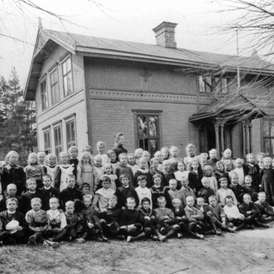 Solb 1983 20 1 - Skolklass utanför Alléskolan