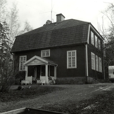 Solb 2022 18 05 - Bostadshus vid Järva skjutbanor, 1983
