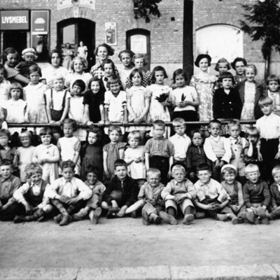 Solb 2012 10 01 - Barn utanför kvarteret Motorn på Östervägen, omkring 1935-40