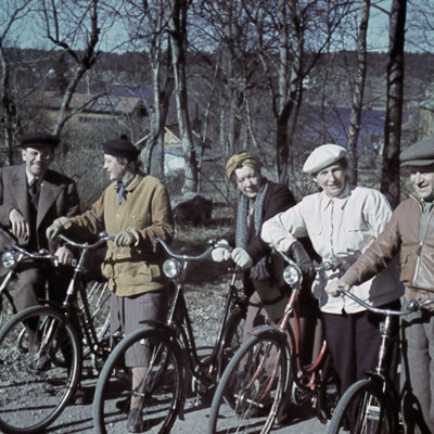 Solb 2022 23 35 - Sällskap på cykelutflykt i Ulriksdal, våren 1943