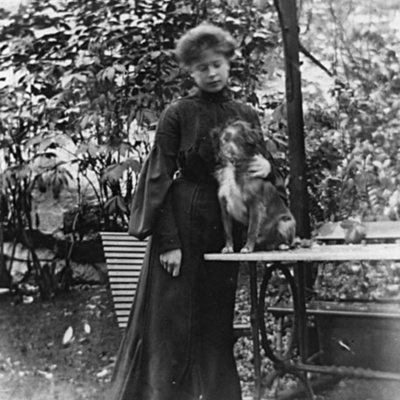 Solb 2001 12 29 - Ingrid Sjögren med hund från Fjällnäs, 1904