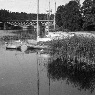 Solb 2022 23 15 - Järnvägsbron över Stocksundet och gamla vattentornet i Bergshamra