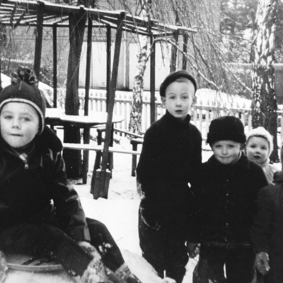 Solb 1988 72 1 - Barn på gården, Spetsgatan 4