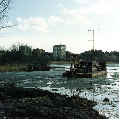 Solb 2021 12 52 - Råstasjön muddras, 1982