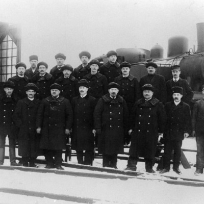 Solb 2010 11 303 - SWB:s personal utanför lokstallet i Vreten, 1912