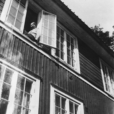 Solb U 1988 61 7 - Signe Wahlström i fönstret på SJ bostäder (Rödingarna).