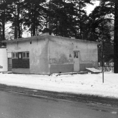 Solb 1981 25 418 - Tidigare en liten mjölkaffär, Stjärnlivs. Lillyborgsvägen 1-3