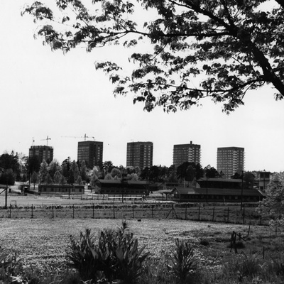 Solb 1987 19 14 - Galoppbanan och i bakgrunden höghusen i Bagartorp, 1961
