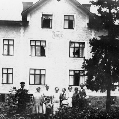 Solb 2010 11 304 - Hyresgäster utanför Villa Lövsta, tid: ca 1925.
