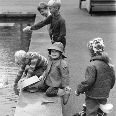Solb 1999 4 250 - Barn på Bergshamra torg, 1977