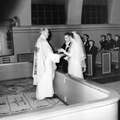 Solb 1978 86 25 - Bröllop i Hagalunds kyrka, 1944