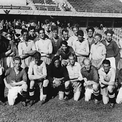 Solb 1987 5 2 - Mixat lag, Vasalunds IF och svenska landslagsspelare på Råsunda fotbollsstadion omkring 1943-44.