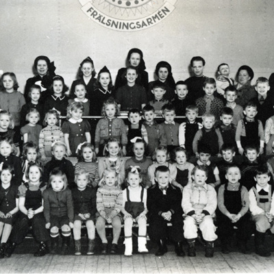Solb 2021 27 02 - Barngrupp vid Frälsningsarmén i Hagalund, 1949