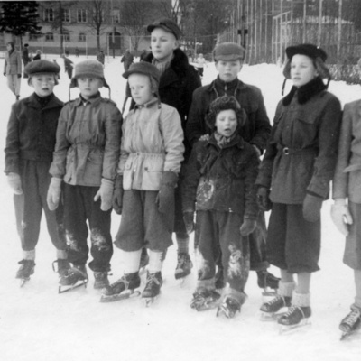 Solb 2012 31 11 - Barn på isbanan utanför Råsunda skola