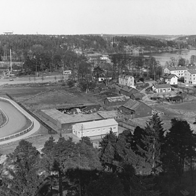 Solb 1978 97 423 - Galoppbanan t.v och Nederjärva gård, 1957