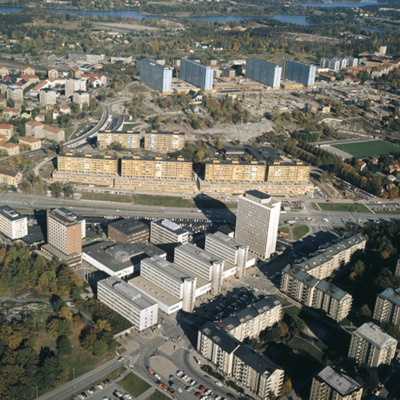Solb 2021 26 05 - Flygfoto mot Solna Centrum, Västra vägen och Hagalund