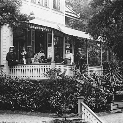 Solb 2001 12 2 - Familjen Sjögren på verandan på Fjällnäs, 1902