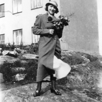 Solb 1985 11 7 - Fröken Lusch, i bakgrunden Stora Alby säteri, 1930-tal