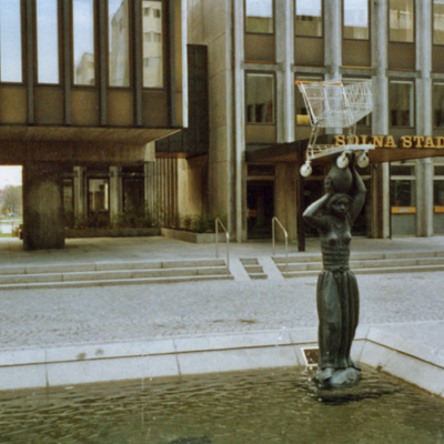Solb 1999 16 32 - Skulpturen Vattenbärerskan vid Solna Torg