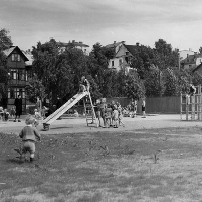 Solb 1983 23 26 - Lekplats i Rudviken, 1945