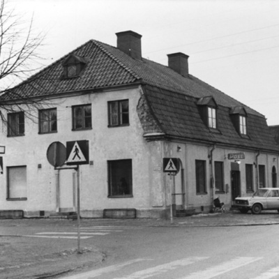 Solb 1981 25 129 - Affär och postkontor på Hagavägen 7